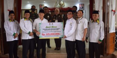 Mas Bupati Terima Secara Simbolis Bantuan Perbaikan Rumah Terdampak Bencana Dari BAZNAS Jawa Timur