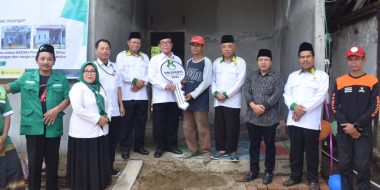 Wakil Ketua BAZNAS Jawa Timur Serah Terimakan Hasil Bedah Rumah Di Trenggalek